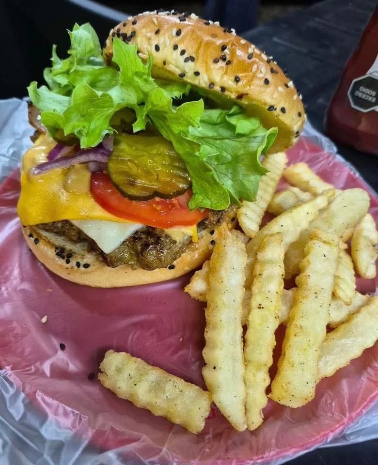 Hamburguesa a la leña de Hamburguesas Cocco con queso, pepinillo, lechuga y papas fritas
