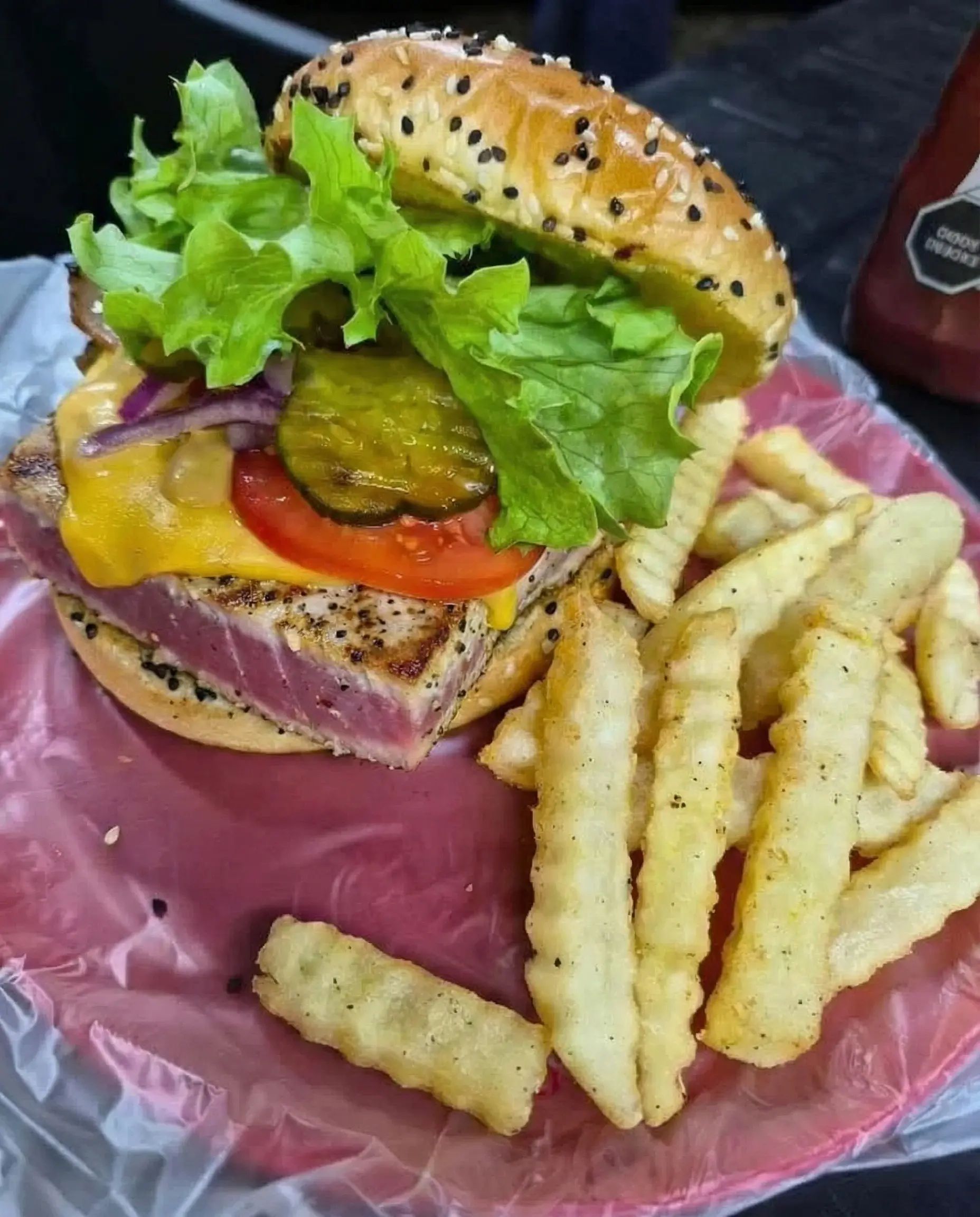 Hamburguesa de atún sellado con costra de pistache, término rosado, con papas