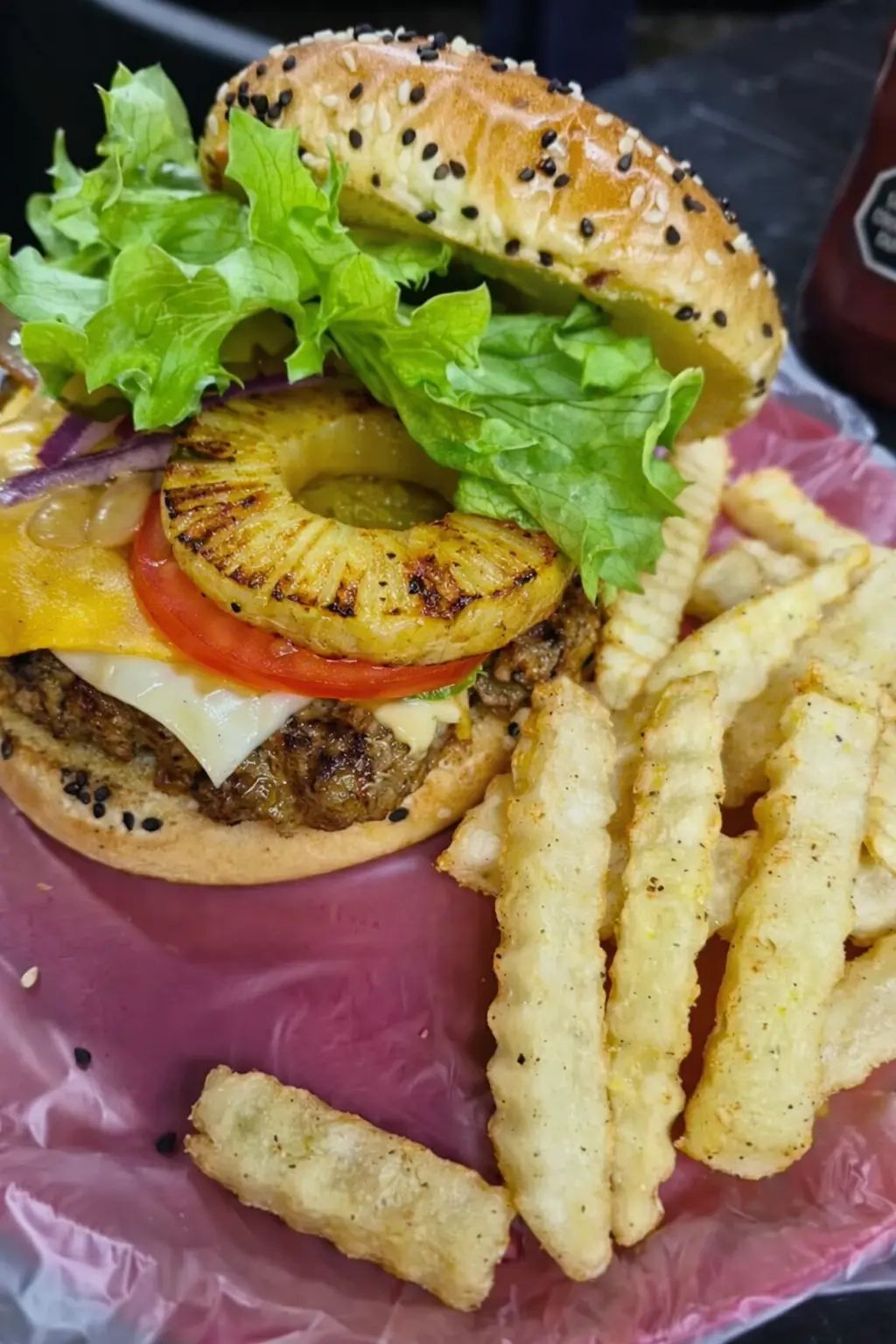 Hamburguesa hawaiana con piña caramelizada a la parrilla, queso y papas fritas en San Luis Potosí
