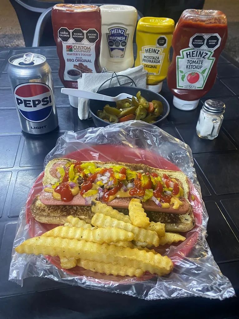 Hot dog gigante con tocino, jalapeños, cebolla y papas a la francesa de Hamburguesas Cocco